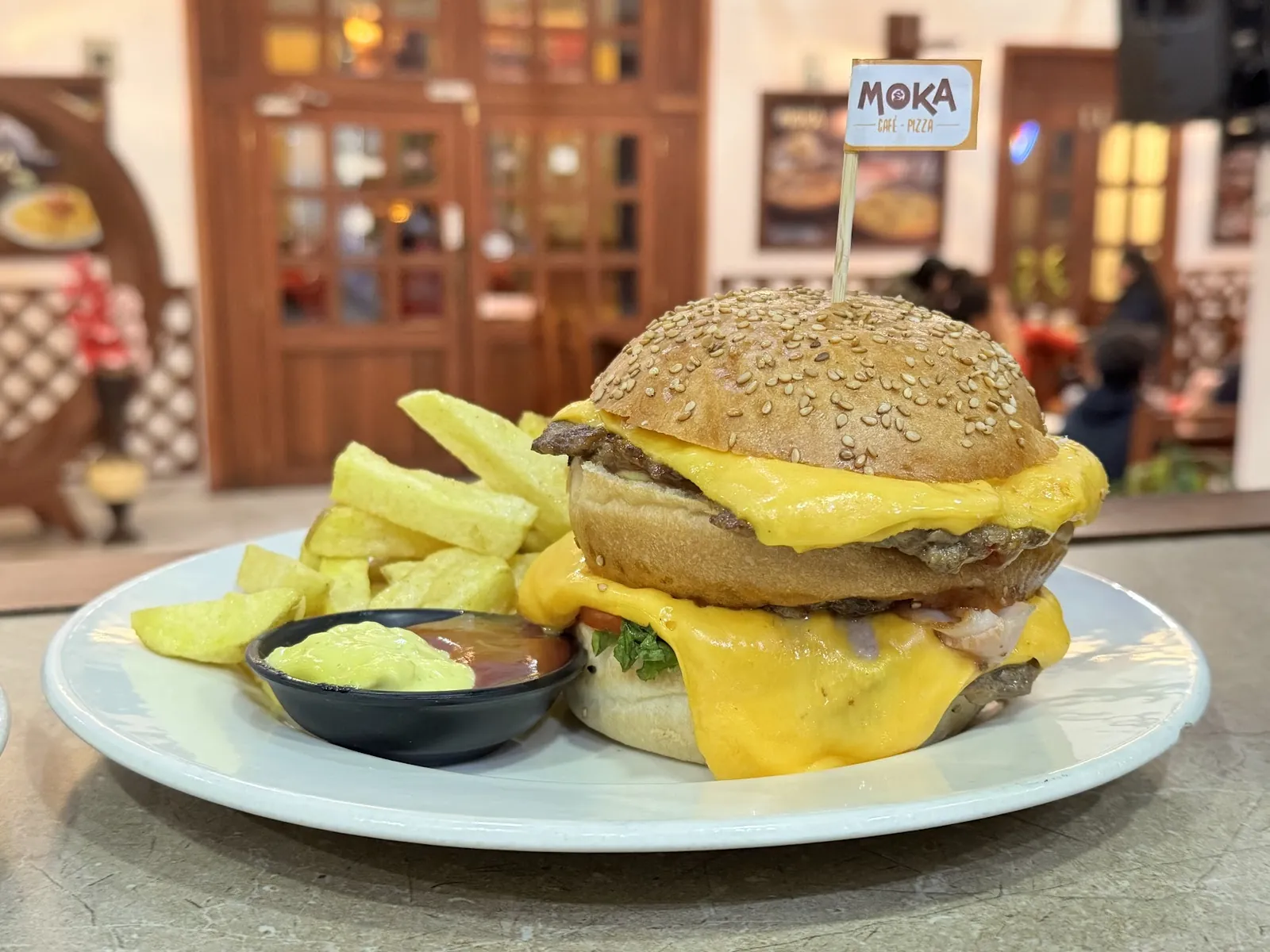 Hamburguesa con doble queso cheddar y papas fritas