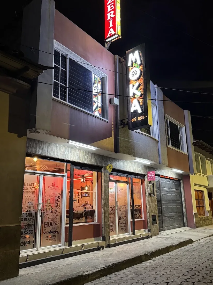 Fachada de Moka Café y Pizza en Atuntaqui, de noche