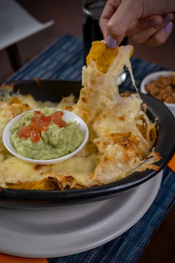 Nacho con queso gratinado que se estira