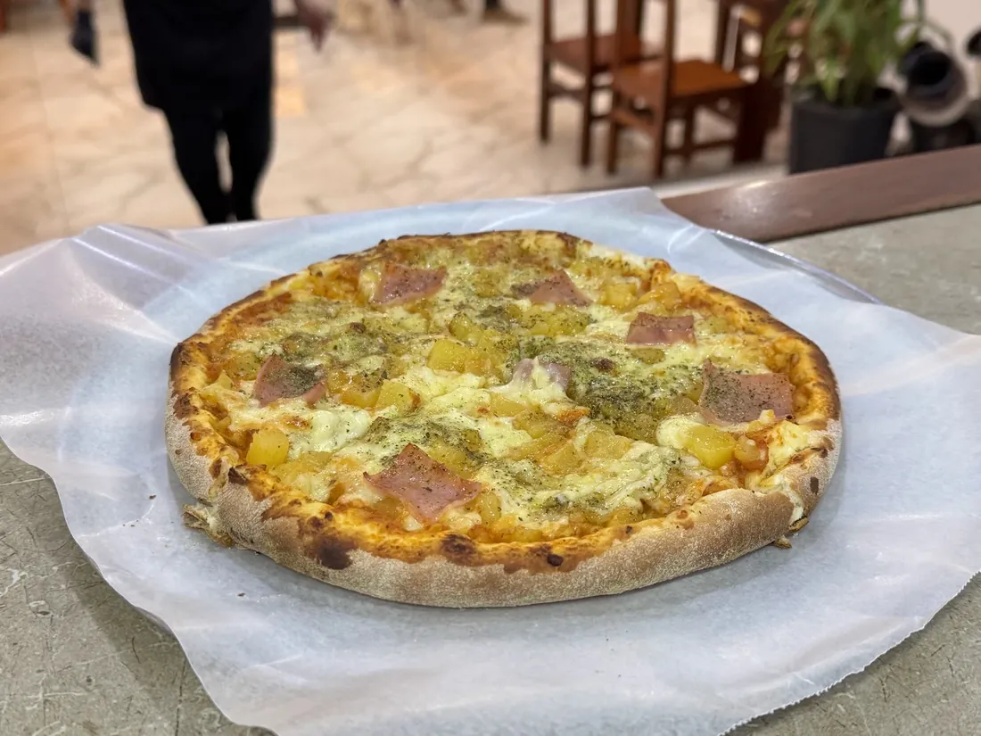 Pizza hawaiana con jamón y piña