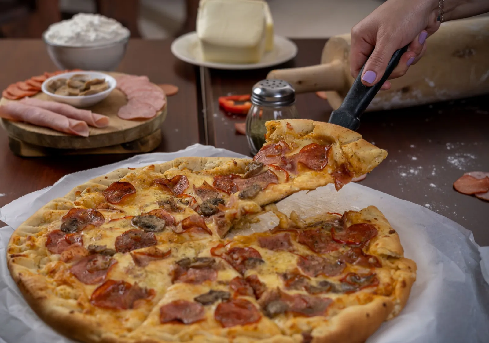 Porción de pizza Moka servida con espátula