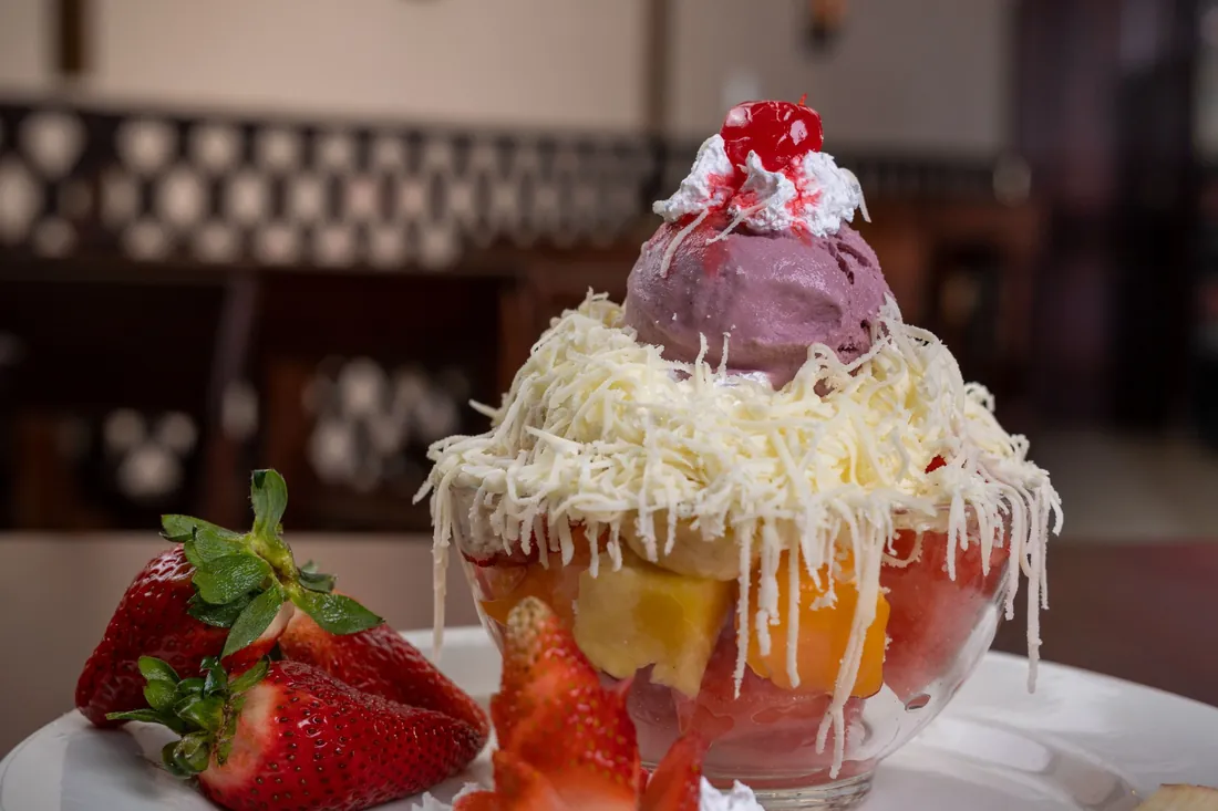 Fruta tentación con helado de mora y queso rallado