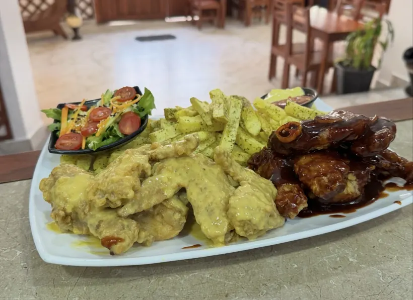 Alitas en salsa de maracuyá y en salsa BBQ con papas y ensalada