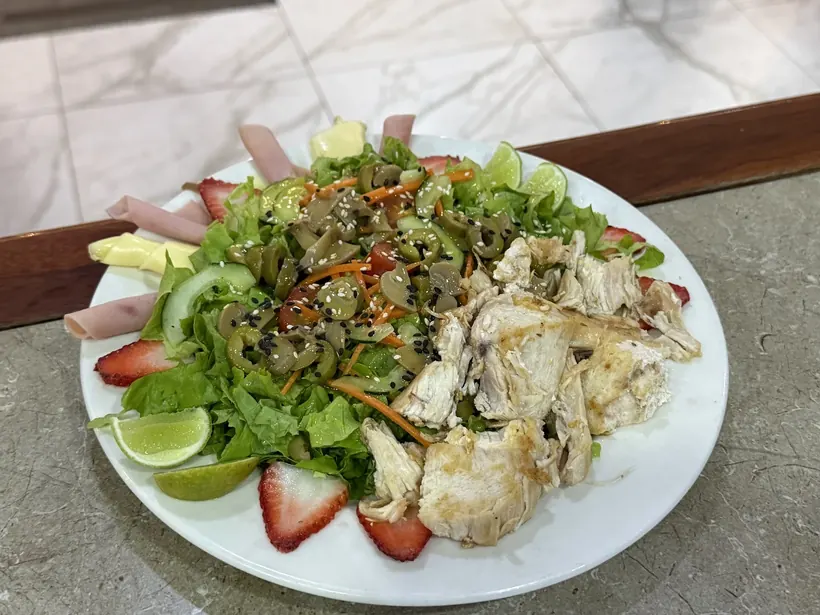 Ensalada de pollo con fresas, aceitunas y champiñones