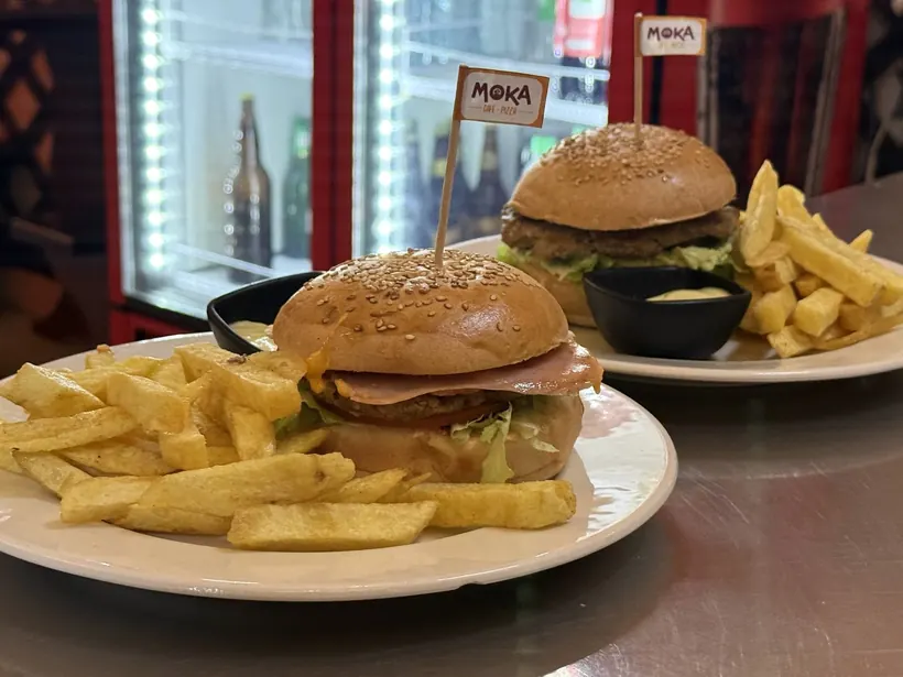 Dos hamburguesas Moka con papas fritas